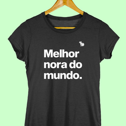Camiseta com a frase "Melhor nora do mundo." feminina preta.