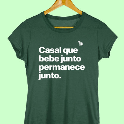 CAMISETA CASAL QUE BEBE JUNTO