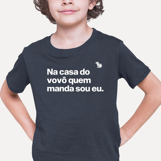 CAMISETA INFANTIL EU MANDO NA CASA DO VOVÔ