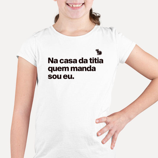 CAMISETA INFANTIL NA CASA DA TITIA QUEM MANDA SOU EU