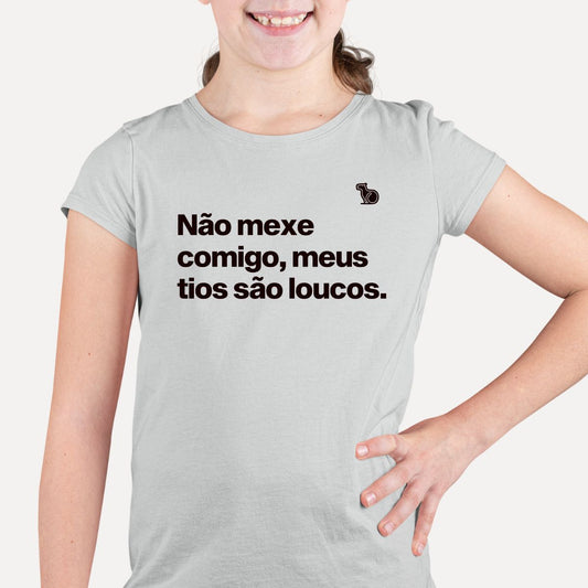 CAMISETA INFANTIL NÃO MEXE COMIGO MEUS TIOS SÃO LOUCOS