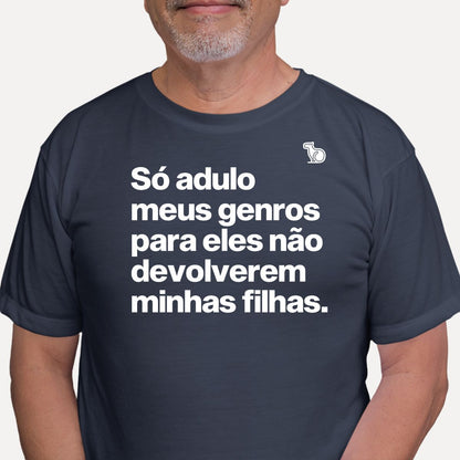 CAMISETA SÓ ADULO MEUS GENROS PARA ELES NÃO DEVOLVEREM MINHAS FILHAS