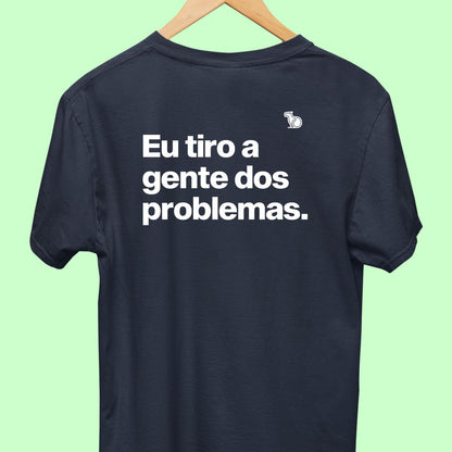 CAMISETA CASAL 02 - UM COLOCA EM PROBLEMAS OUTRO TIRA