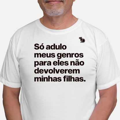 CAMISETA SÓ ADULO MEUS GENROS PARA ELES NÃO DEVOLVEREM MINHAS FILHAS