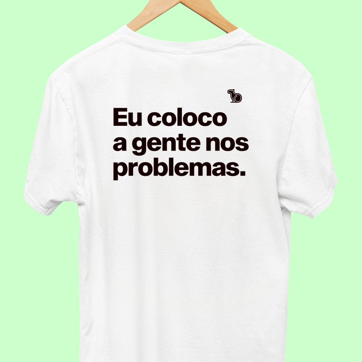 CAMISETA CASAL 01 - UM COLOCA EM PROBLEMAS OUTRO TIRA