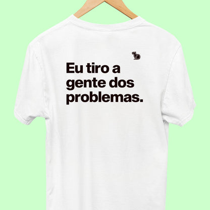 CAMISETA CASAL 02 - UM COLOCA EM PROBLEMAS OUTRO TIRA