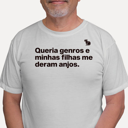 CAMISETA QUERIA GENROS E MINHAS FILHAS ME DERAM ANJOS