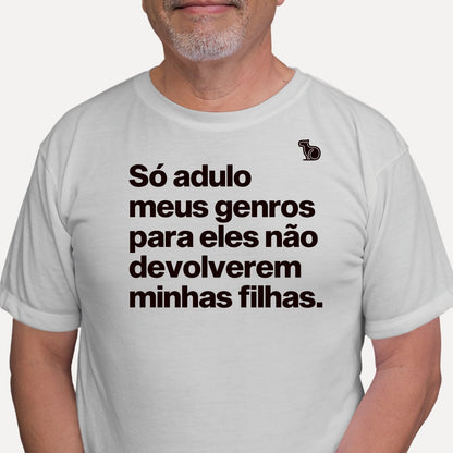 CAMISETA SÓ ADULO MEUS GENROS PARA ELES NÃO DEVOLVEREM MINHAS FILHAS