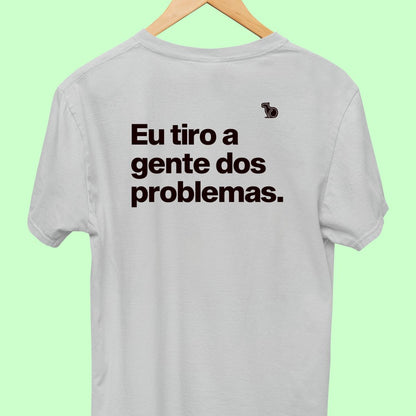 CAMISETA CASAL 02 - UM COLOCA EM PROBLEMAS OUTRO TIRA