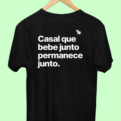 CAMISETA CASAL QUE BEBE JUNTO