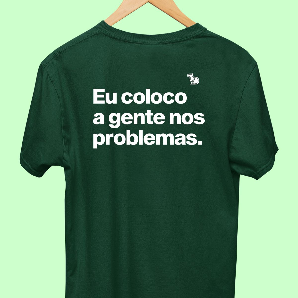 CAMISETA CASAL 01 - UM COLOCA EM PROBLEMAS OUTRO TIRA