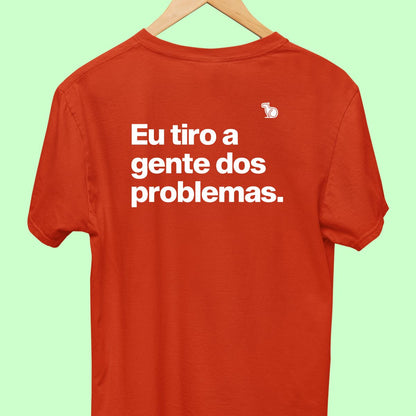 CAMISETA CASAL 02 - UM COLOCA EM PROBLEMAS OUTRO TIRA