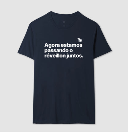 CAMISETA CASAL AGORA ESTAMOS PASSANDO O RÉVEILLON JUNTOS