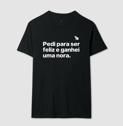 CAMISETA PEDI PARA SER FELIZ E GANHEI UMA NORA