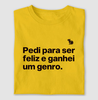 CAMISETA PEDI PARA SER FELIZ E GANHEI UM GENRO