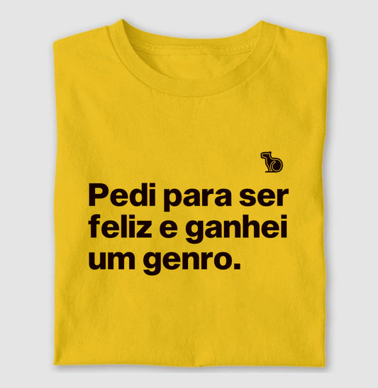 CAMISETA PEDI PARA SER FELIZ E GANHEI UM GENRO