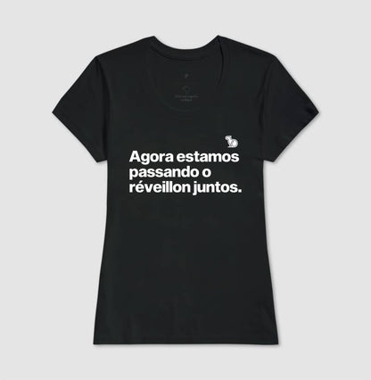 CAMISETA CASAL AGORA ESTAMOS PASSANDO O RÉVEILLON JUNTOS