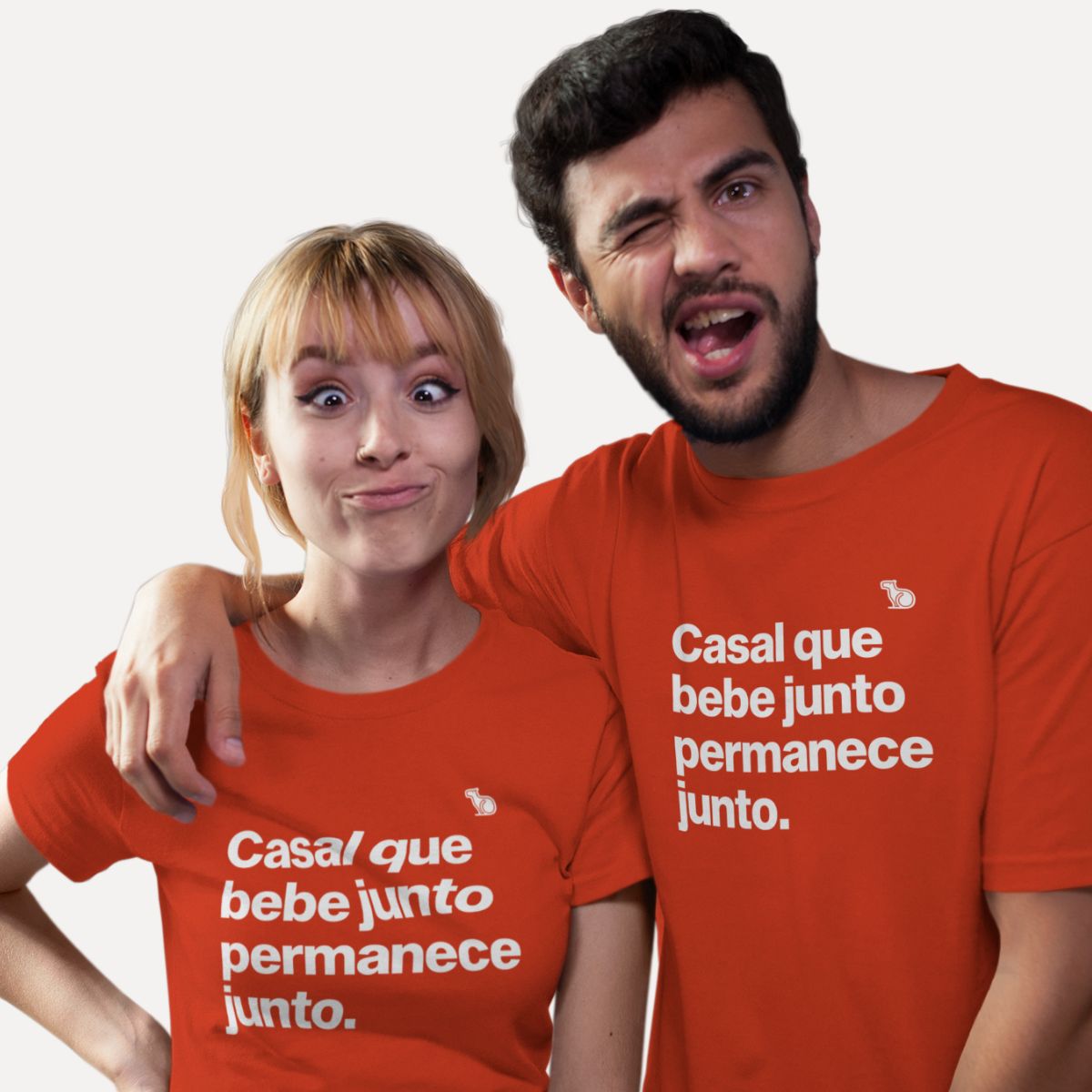 KIT CAMISETAS CASAL QUE BEBE JUNTO